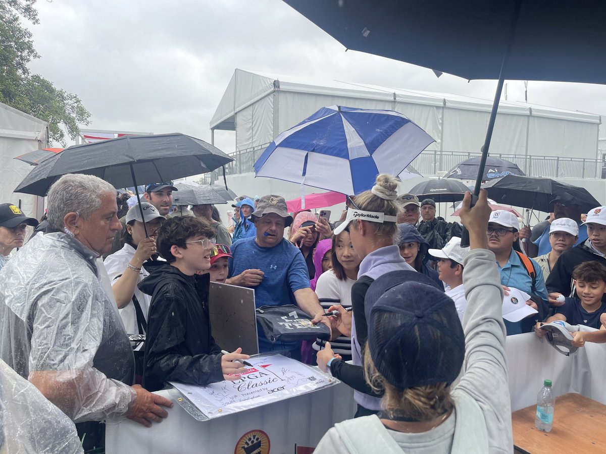 Nelly Korda signing some autographs in the rain ⁦<a href="/ShopRiteLPGA/">ShopRiteLPGAClassic</a>⁩