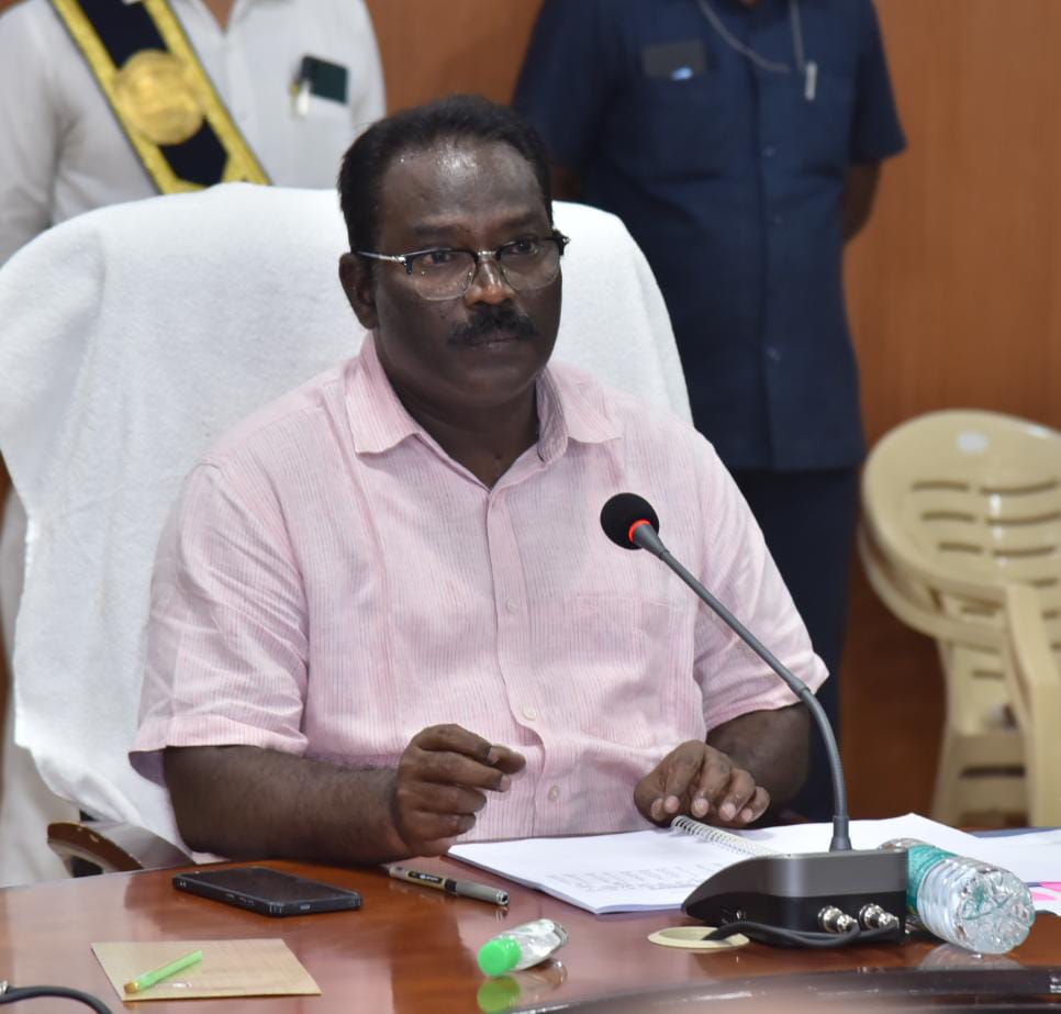 cdmvzm's tweet image. నియోజకవర్గ వారీగా రూపొందించిన #SwarnaAndhra #VisionPlan అమలు కోసం జిల్లాలోని అన్ని నియోజకవర్గాల్లో ఏర్పాటు చేస్తున్న, ప్రత్యేక కార్యాలయాలను జూన్ 9వ తేదీన ప్రారంభిస్తామని జిల్లా కలెక్టర్ వెల్లడించారు. గౌరవ MLAలు వీరికి అధ్యక్షులుగా ఉంటూ విజన్ ప్లాన్లను పర్య వేక్షిస్తారని తెలిపారు