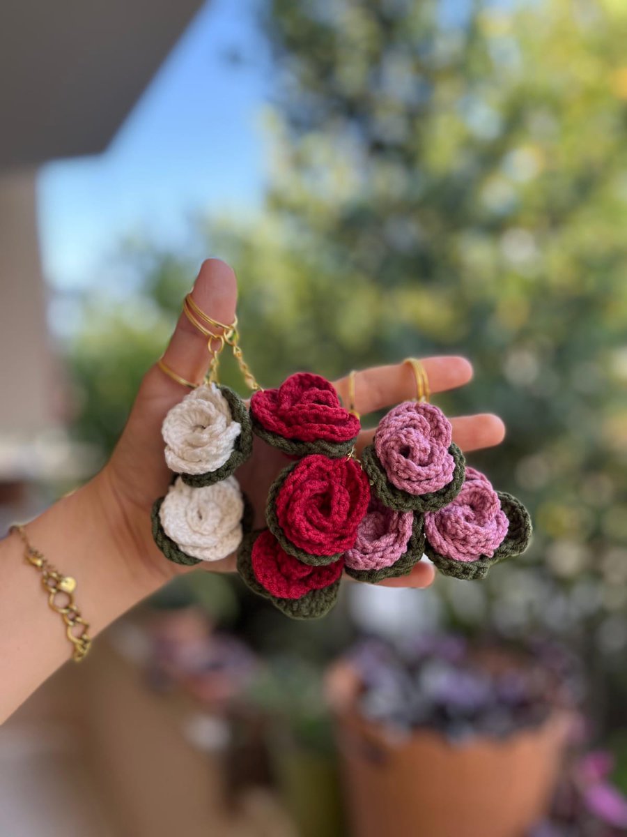 İşlediğim rengarenk minik gülden anahtarlıkları özel günlerinizde tatlı hediyelikler yapabilirsiniz tanesi 30 TL 🥰✨️ 
profilimdeki shopier hesabından veya @cigdemce__tasarim instagram hesabından mesaj atarak sipariş oluşturabilirsiniiiz 🥰
.
.
.
.
#hediyelik #yün #işleme