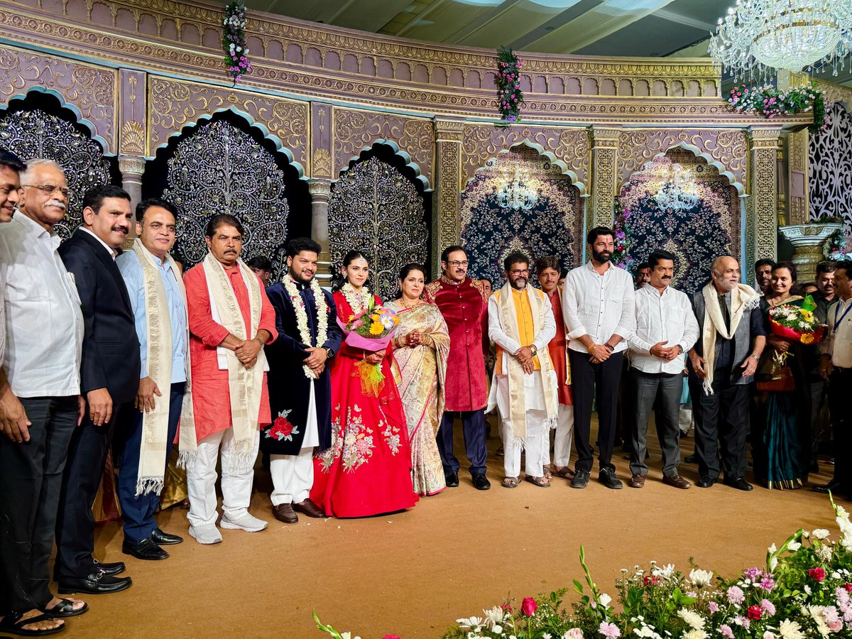 R. Ashoka (@rashokabjp) on Twitter photo ಮಾಜಿ ಮುಖ್ಯಮಂತ್ರಿಗಳಾದ ಶ್ರೀ <a href="/BSYBJP/">B.S.Yediyurappa</a> ಅವರ ಮೊಮ್ಮಗ, ಸಂಸದ ಶ್ರೀ ಬಿ ವೈ ರಾಘವೇಂದ್ರ ಅವರ ಮಗನ ವಿವಾಹ ಸಮಾರಂಭದಲ್ಲಿ ಪಾಲ್ಗೊಂಡು ನವ ವಧು-ವರರಿಗೆ ಶುಭಕೋರಲಾಯಿತು. ಮಾಜಿ ಮುಖ್ಯಮಂತ್ರಿಗಳಾದ ಶ್ರೀ <a href="/BSYBJP/">B.S.Yediyurappa</a> ಅವರ ಮೊಮ್ಮಗ, ಸಂಸದ ಶ್ರೀ ಬಿ ವೈ ರಾಘವೇಂದ್ರ ಅವರ ಮಗನ ವಿವಾಹ ಸಮಾರಂಭದಲ್ಲಿ ಪಾಲ್ಗೊಂಡು ನವ ವಧು-ವರರಿಗೆ ಶುಭಕೋರಲಾಯಿತು.