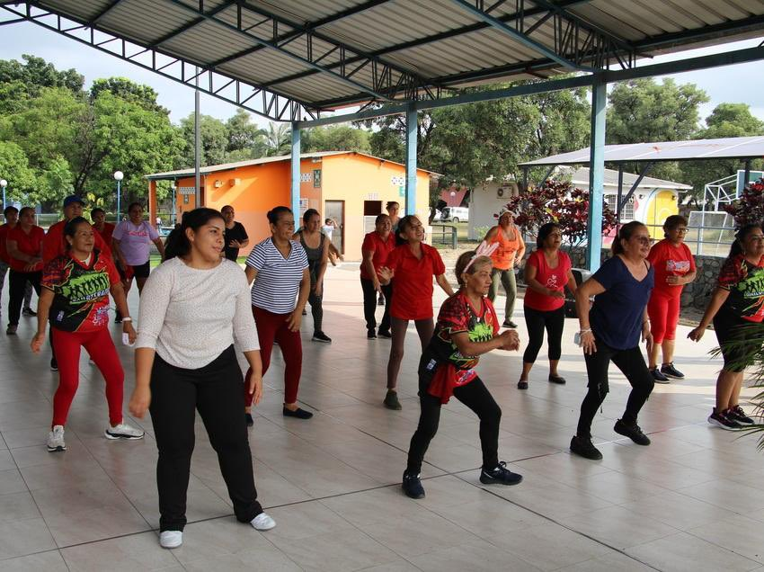 EcEnDirecto's tweet photo. #ATENCIÓN
El Centro Polifuncional #Zumar de #Guayaquil acogió a más de 2000 participantes en actividades gratuitas de #lectura, #arte y deportes. Este espacio promueve el bienestar colectivo y fortalece los vínculos sociales en la ciudad. https://t.co/SR2imdLO7I