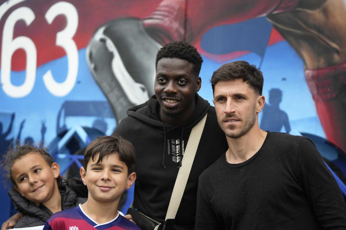 ClermontFoot's tweet photo. βοΈ Nos LΓ©gendes clermontoises en sΓ©ance de dΓ©dicaces en Fan Zone ! Elles n'ont pas perdu la main π
#35ansCF63β¨ https://t.co/y5vgkQbIMC
