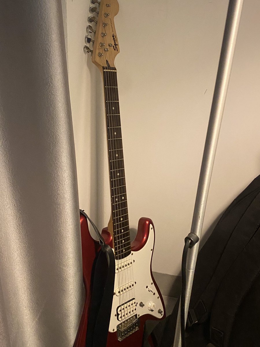 このギターを手にしてもうすぐ七年になります。もともと安物の粗悪品だったのに、思いがけず長く使い続けてしまいました。モズライトに買い替えたいなあ