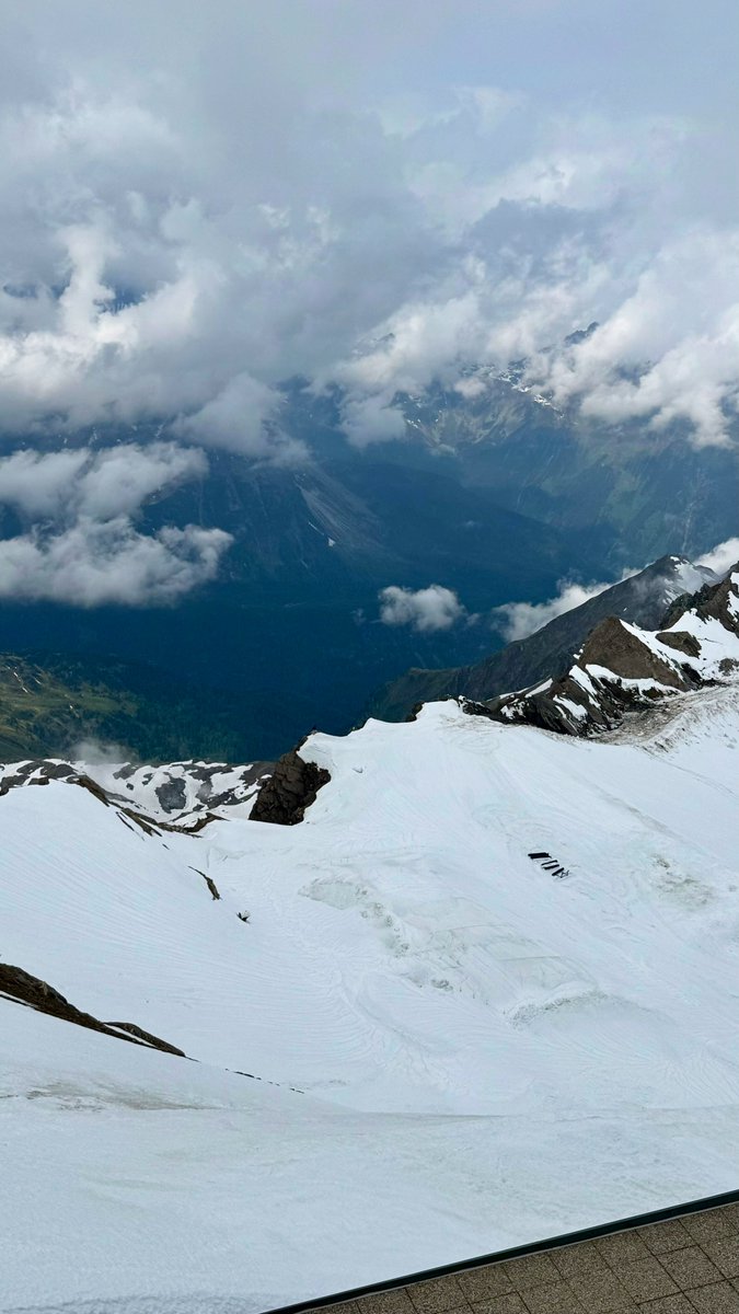 ❄️ اليوم زرت قمة كابرون الثلجية!

✅ الأجواء جميلة وغير مزدحمة
✅ الصعود مجاني ببطاقة زيلامسي الصيفية
✅ لا تحتاج جاكيت ثقيل، الجو مقبول بالقمة

🔢 الصعود يتكون من 3 مراحل:

🚠 أول مرحلة: Langwied 1976m 
تلفريك صغير يكفي ٤ أشخاص، المدة قصيرة بس المناظر فيه جميلة.. شلالات وجداول