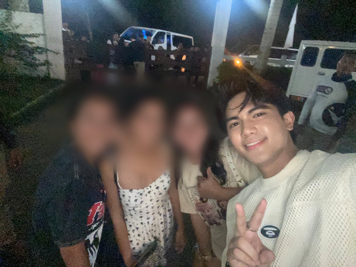 JGLORRIES13's tweet photo. Jarren's Glorries Team Live with Jarren.

We don't have any props, but HE KNOWS JARREN'S GLORRIES are existing in Social Media.

WE LOVE YOU JARREN.
pahinga na kayo ni Tito Bort and Sir Aska.

SIDLAK JARREN SaHINULAWAN https://t.co/RaoxnNHUDm