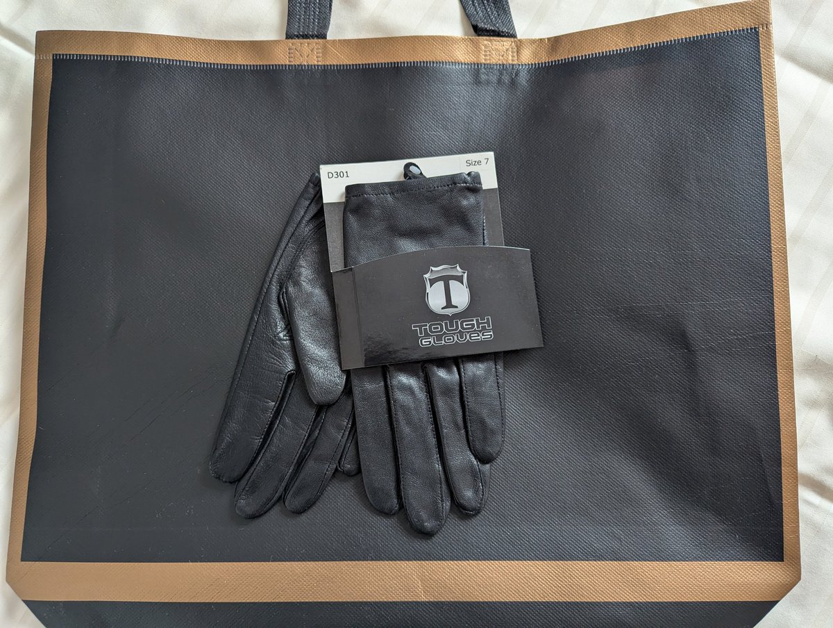 Ganz streichel zarte, eng anliegende Lederhandschuhe für mich 🖤
Wie eine zweite Haut!
#bdsm #leatherfetish #leathergloves #worship #bizarrlady #femdom #spanking #sensualplay #leatherfeeling #closetotheskin #pet