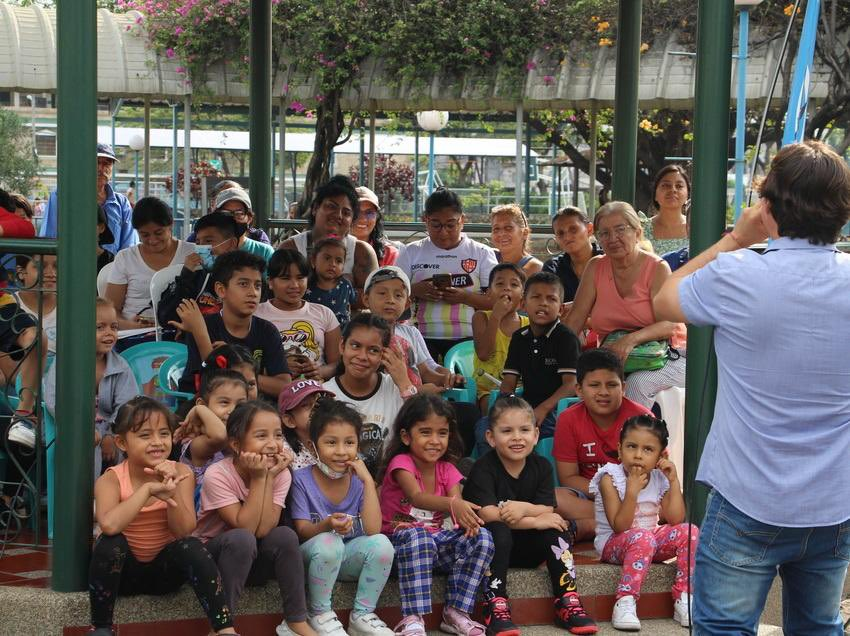 EcEnDirecto's tweet photo. #ATENCIÓN
El Centro Polifuncional #Zumar de #Guayaquil acogió a más de 2000 participantes en actividades gratuitas de #lectura, #arte y deportes. Este espacio promueve el bienestar colectivo y fortalece los vínculos sociales en la ciudad. https://t.co/SR2imdLO7I