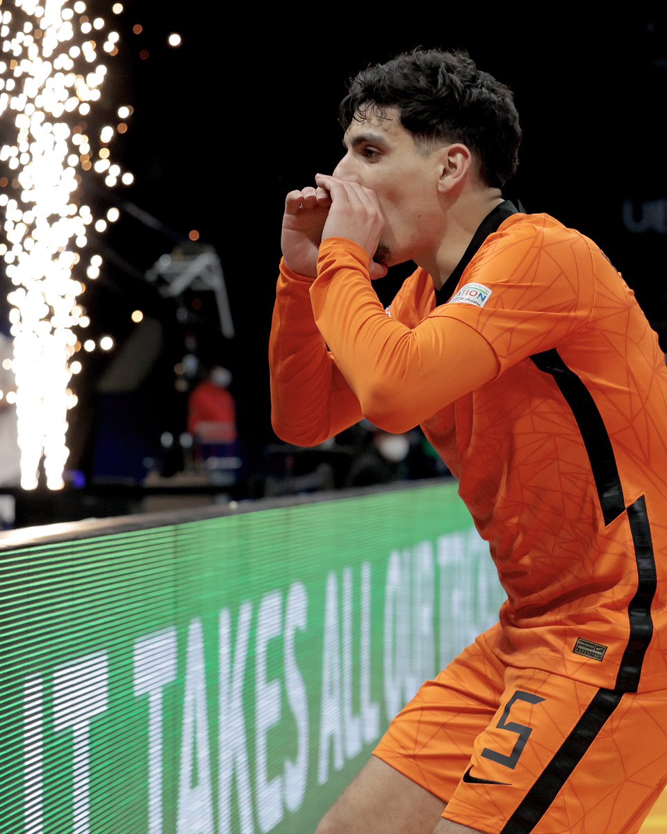 OranjeFutsal's tweet photo. Saïd, 𝐛𝐞𝐝𝐚𝐧𝐤𝐭! 🧡

Na 12 jaar stopt bondsridder Saïd Bouzambou bij Oranje Futsal. Met 102 interlands, waaronder tijdens EURO 2022 in Nederland en het WK 2024 in Oezbekistan mag hij terugkijken op een prachtige interlandcarrière. Een legende voor de sport. 👏

#OranjeFutsal https://t.co/Qz6FtkPkpD