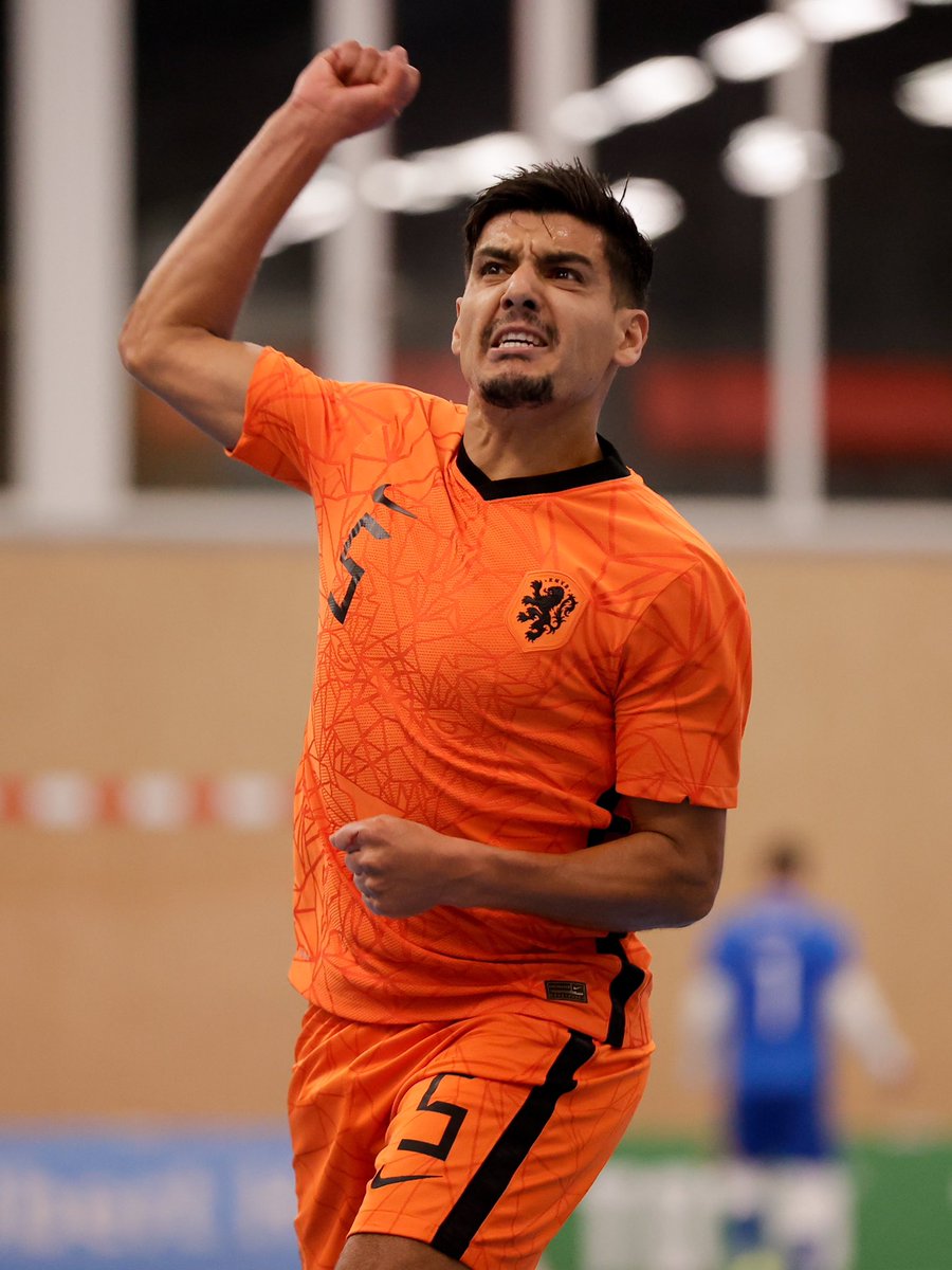 OranjeFutsal's tweet photo. Saïd, 𝐛𝐞𝐝𝐚𝐧𝐤𝐭! 🧡

Na 12 jaar stopt bondsridder Saïd Bouzambou bij Oranje Futsal. Met 102 interlands, waaronder tijdens EURO 2022 in Nederland en het WK 2024 in Oezbekistan mag hij terugkijken op een prachtige interlandcarrière. Een legende voor de sport. 👏

#OranjeFutsal https://t.co/Qz6FtkPkpD