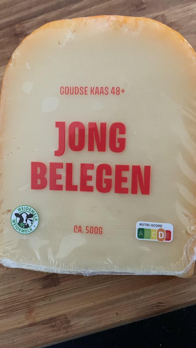 trollslice's tweet image. Wonen in het buitenland is chill etc maar ben zo blij weer lekkere kaas te eten