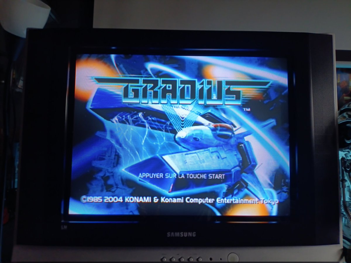 J'ai reçu mon câble PS2, j'ai enfin pu découvrir Gradius V, et mon dieu qu'il est beau. J'adore, car il y a un côté Ikaruga qui ne me déplaît pas. En même temps c'est Treasure derrière le jeu 😍