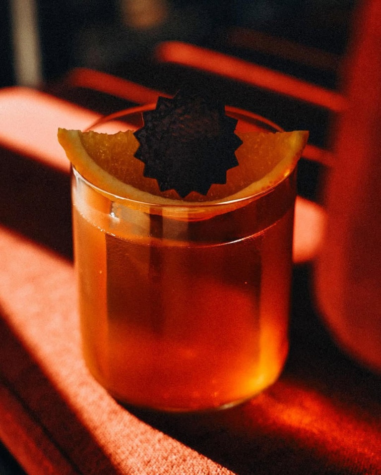 Os 10 melhores novos bares do mundo. O Exímia, bar localizado em São Paulo, entrou para a lista do conceituado Spirited Awards, nos Estados Unidos. 
harpersbazaar.uol.com.br/estilo-de-vida…