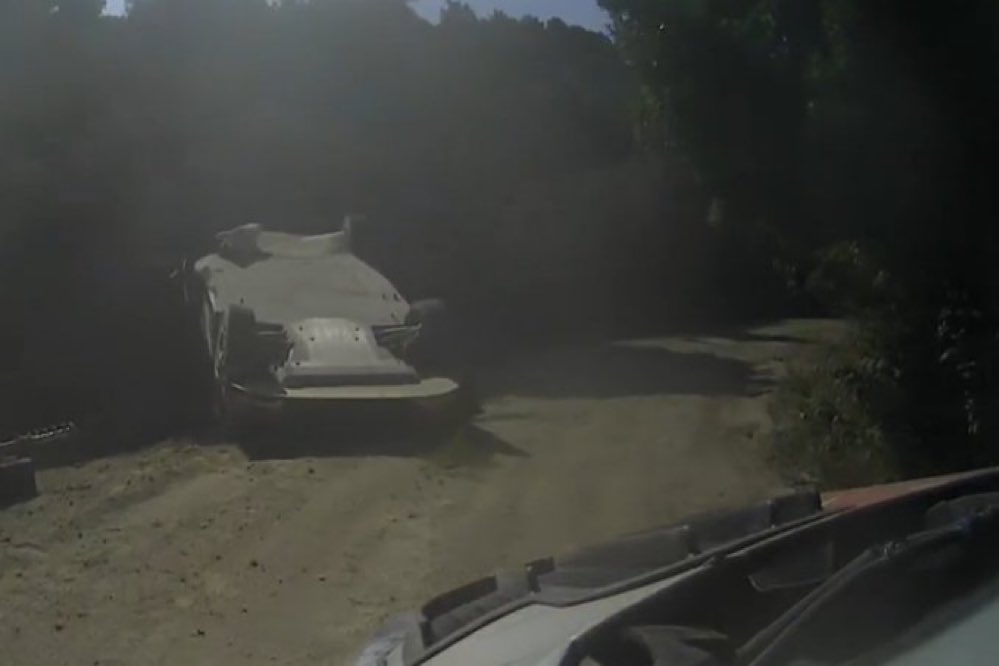 Adrien Fourmaux sur le toit lors de la 11e spéciale… 

Le Français avait déjà vécu une journée difficile dans la matinée après une crevaison 💔

L’équipage va bien 👍 

#WRC #RallyItaliaSardegna