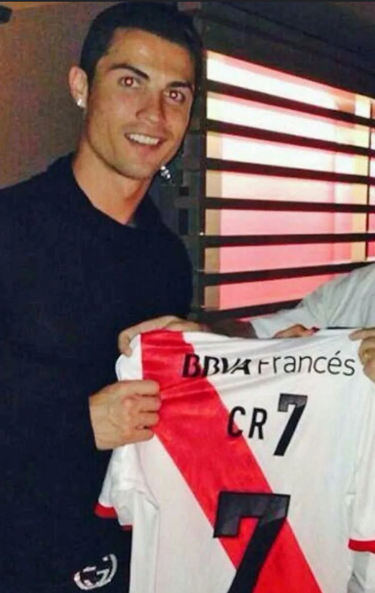 No se que tan falopa sea esto pero me sumo a la tendencia para que una de mis ídolos futbolísticos venga al club del cual soy hincha desde toda la vida

#CR7ARiver