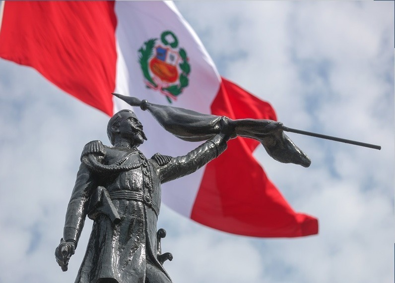Hoy RENUEVO mi juramento de fidelidad a mi BANDERA y a mi país, los defenderé hasta dar la vida si es necesario... BANDERA DEL PERÚ... sagrado emblema, estás pegada a mi piel y te llevaré conmigo hasta mi último suspiro... VIVA EL PERÚ...!!!❤️🇵🇪❤️