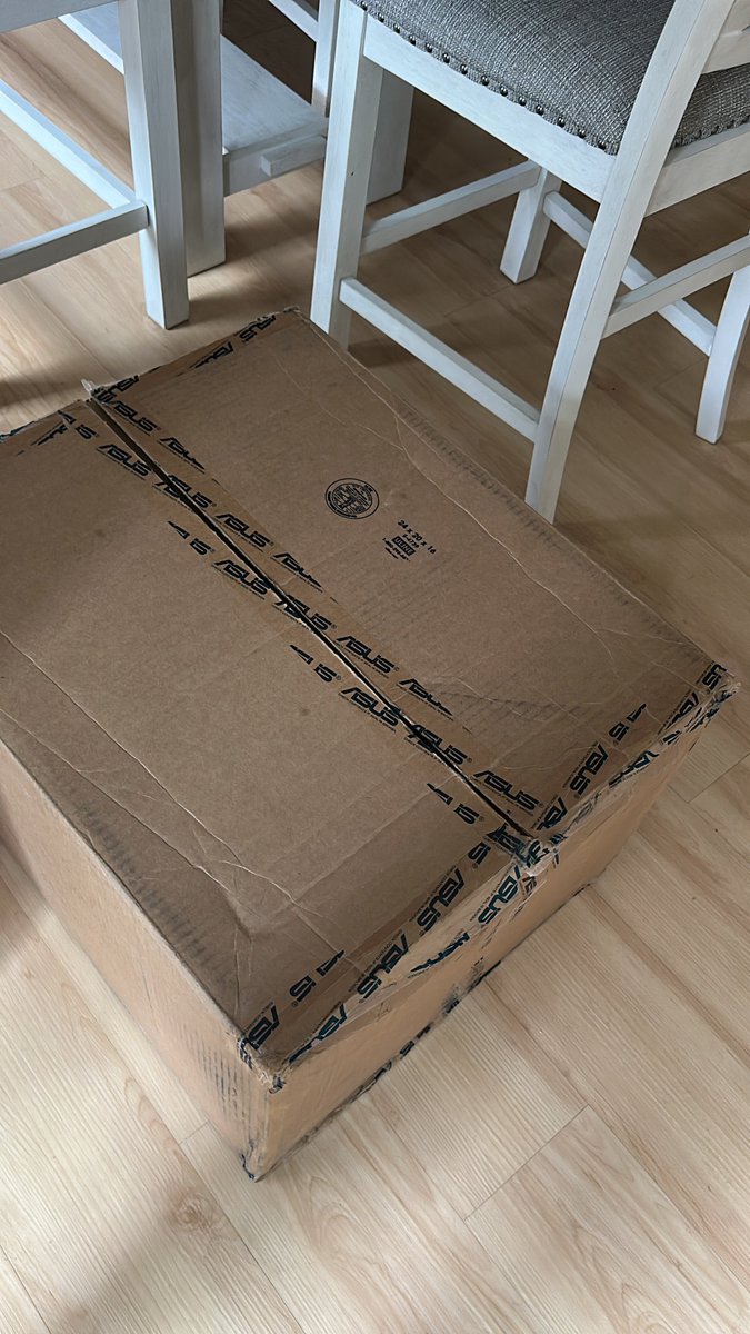 KustmKontrllerz's tweet image. I mighty big box from @ASUS_ROG wonder what it might be 👀