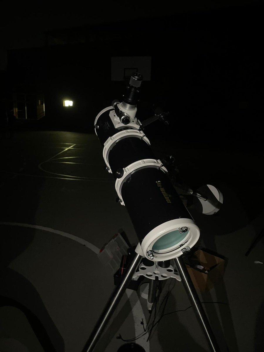 IesGerardoDiego's tweet image. Los profesores de Física y Química han organizado la noche astronómica para alumnos de 3ºESO. (4° PAI)
Después de la observación con nuestros  telescopios, pizzas y  todos a dormir en el patio del instituto. ¡Muy divertido!