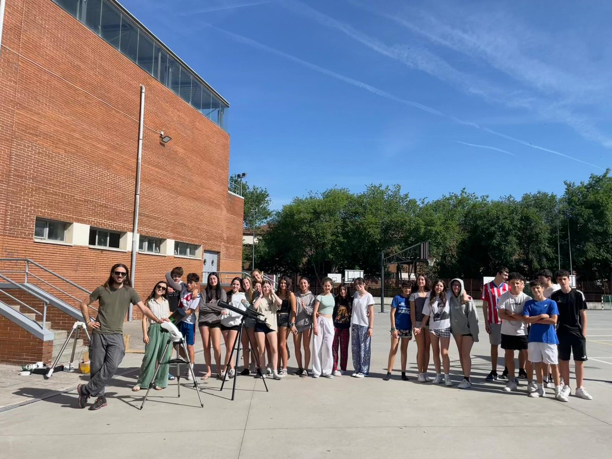 IesGerardoDiego's tweet image. Los profesores de Física y Química han organizado la noche astronómica para alumnos de 3ºESO. (4° PAI)
Después de la observación con nuestros  telescopios, pizzas y  todos a dormir en el patio del instituto. ¡Muy divertido!