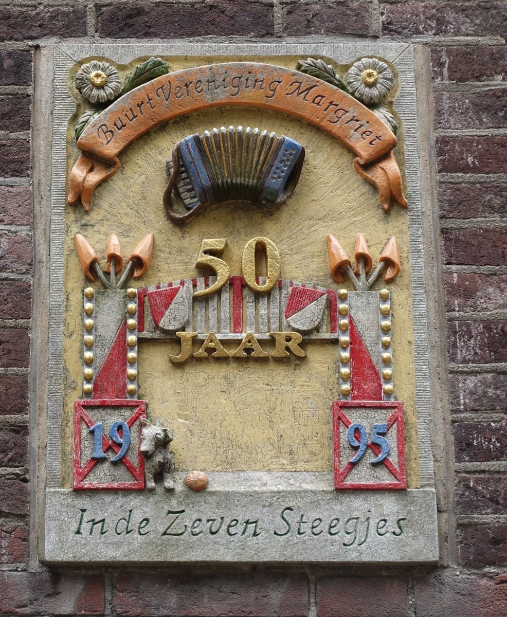 GeveltekensU's tweet photo. Gevelsteen ter ere van 50 jaar buurtvereniging Margriet in de Zeven Steegjes #Utrecht. De accordeon symboliseert de jaarlijkse #optocht door de wijk. https://t.co/JVxgsNx6Ai #collectievissen https://t.co/FXXlYoEVdl