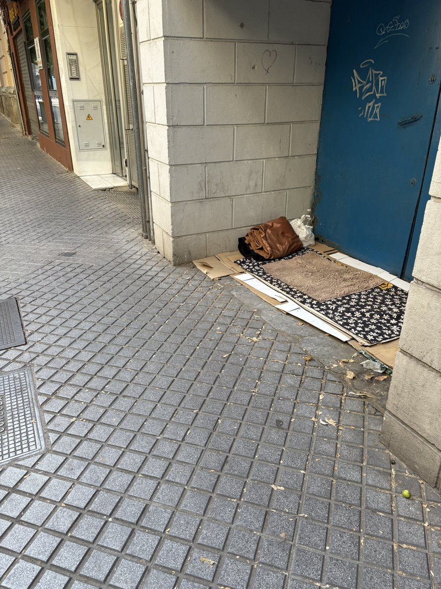 C/Reyes Católicos.  La mugre y la suciedad en otra calle céntrica de la ciudad? Córdoba limpia? <a href="/sadecocordoba/">Sadeco Córdoba</a> <a href="/isabelalbas/">Isabel Albás Vives 🇪🇸🇪🇸🇪🇸</a> <a href="/ppcordobayto/">ppcordobayto</a> <a href="/pp_cordoba/">PP de Córdoba</a> <a href="/ayuncordoba_es/">Ayuntamiento Córdoba</a>