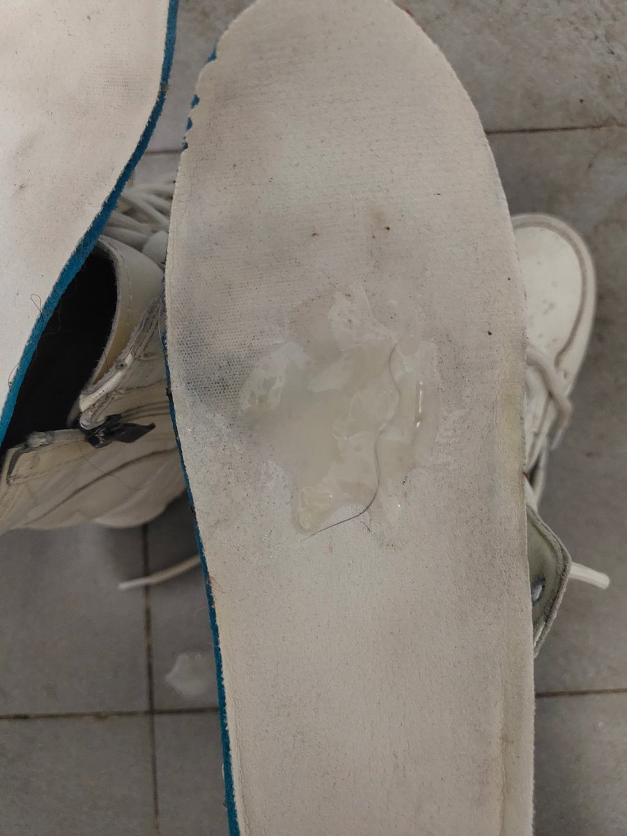 前晚在附近小区看到妹子一双鞋，38℃的穿这靴子出来，能想到脱了鞋时脚上的酸臭味，果然拿到手上鞋口处还有余热，把鞋垫抽出来，脚跟脚尖有明显痕迹，闻上有强烈酸臭味，趁热赶紧把小弟压进靴里，里面增高垫，鞋跟正好顶住蛋蛋，能感受到鞋跟粘着蛋蛋好像女主在踩着睾，出货了让她明天踩住我的茎叶出门