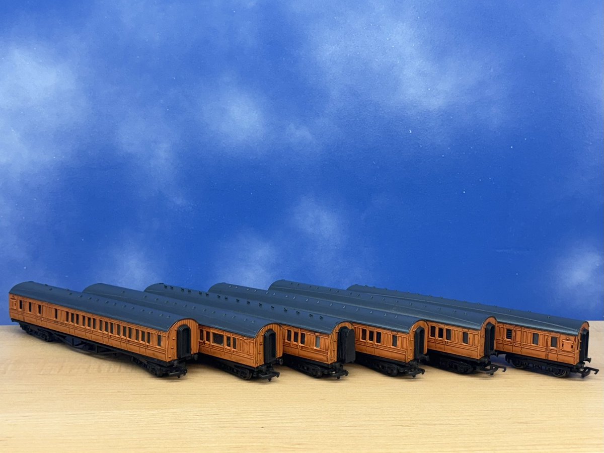 rwsnwr12's tweet image. RWS express coaches! I have to say I was inspired by @/desk_railwayman 's nwr coaches. so have done up a rake myself. running vids below