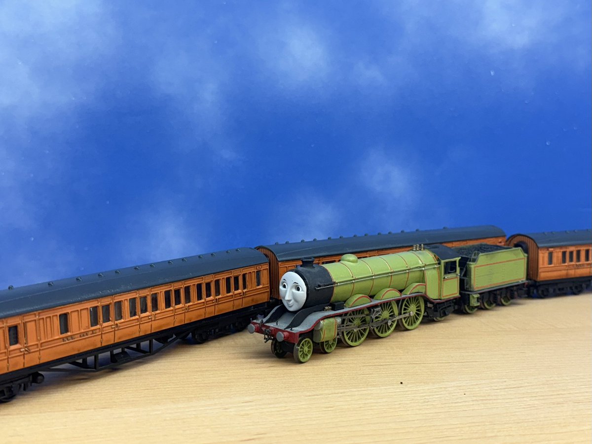 rwsnwr12's tweet image. RWS express coaches! I have to say I was inspired by @/desk_railwayman 's nwr coaches. so have done up a rake myself. running vids below