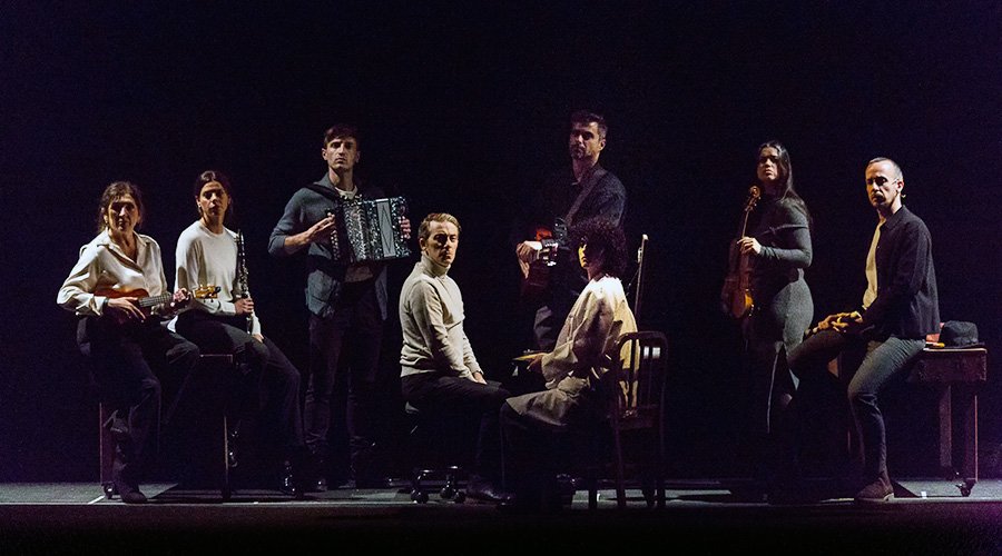 🔵 #Blaubeeren en <a href="/TeatrosCanal/">Teatros del Canal ▪️ Comunidad de Madrid</a> no es solo teatro, es memoria viva.
Con dirección de <a href="/PerisMencheta/">Peris-Mencheta</a> y texto de Kaufman &amp; Gronich, @BarcoPirataPro ofrece una historia del Tercer Reich que nos sigue interpelando a día de hoy.

📖 Crítica completa 👇
goo.su/5kyCF