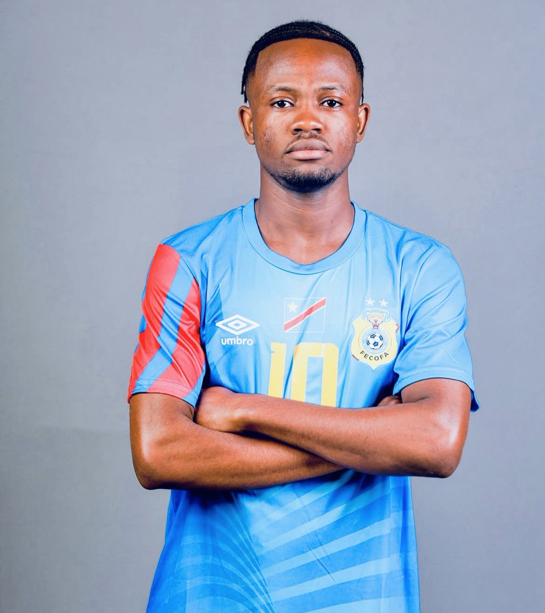 🇨🇩 Messy Manitu 
𝐂𝐀𝐌 | 𝐀𝐌𝐈𝐄𝐍𝐒 

Messy Manitu plays as offensive midfielder, He is able to easily dribble his opponents thanks to his great skill. He has a good vision of the game and knows how to put himself in the right place to help his team. He is a creative player