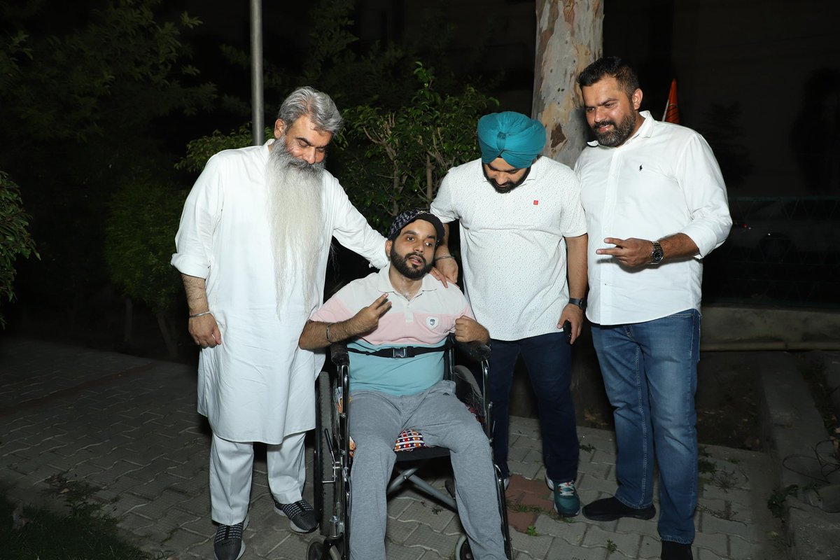BB__Ashu's tweet photo. ਹਲਕਾ ਲੁਧਿਆਣਾ ਪੱਛਮੀ ਵਿੱਚ ਚੋਣ ਪ੍ਰਚਾਰ ਦੌਰਾਨ ਸਰਾਭਾ ਨਗਰ ਵਿਖੇ ਬੇਰੀ ਮਾਰਬਲ ਕੋਲ ਇਲਾਕਾ ਨਿਵਾਸੀਆਂ ਵੱਲੋਂ ਕਰਵਾਈ ਗਈ ਮੀਟਿੰਗ ਵਿੱਚ ਸਾਬਕਾ ਵਿਧਾਇਕ ਕੁਸ਼ਲਦੀਪ ਸਿੰਘ ਕਿੱਕੀ ਢਿਲੋਂ, ਸਾਬਕਾ ਵਿਧਾਇਕ ਅੰਗਦ ਸਿੰਘ ਸੈਣੀ ਅਤੇ ਹੋਰਨਾਂ ਸਾਥੀਆਂ ਨਾਲ ਸ਼ਿਰਕਤ ਕੀਤੀ। ਇਸ ਮੌਕੇ ਇਲਾਕਾ ਨਿਵਾਸੀਆਂ ਨੂੰ ਆਮ ਆਦਮੀ ਪਾਰਟੀ ਵੱਲੋਂ ਪੰਜਾਬ ਨਾਲ ਕੀਤੇ ਜਾ ਰਹੇ ਮਤਰੇਏ ਸਲੂਕ ਤੋਂ ਜਾਣੂ ਕਰਵਾਉਂਦਿਆਂ ਆਉਣ ਵਾਲੀ 19 ਜੂਨ ਨੂੰ ਕਾਂਗਰਸ ਪਾਰਟੀ ਦੇ ਹੱਕ ਵਿੱਚ ਵੋਟਾਂ ਪਾਉਣ ਲਈ ਲਾਮਬੰਦ ਕੀਤਾ।

#voteforashu