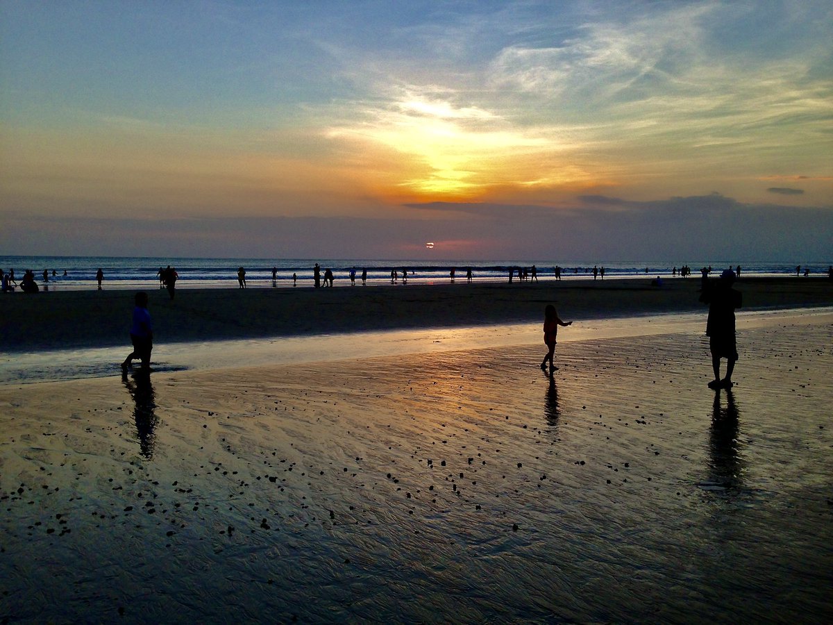 #skyフレンド募集 #sunset #BeachVibes #indianocean #sunsetcolours #cloud #streetphotography #photopoetry #iphonephotography