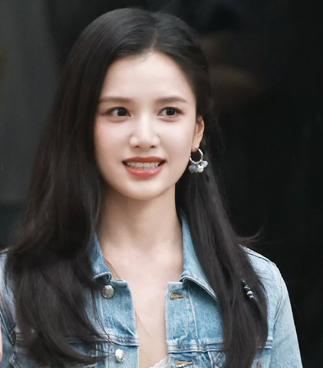 张静宜，你油腻的脸上现在满是男人的精液，如果你现在不屈服于我们，那么你的阴部也会充满浓稠的精液。做好准备，贱人终于有了一份美妙的礼物😈