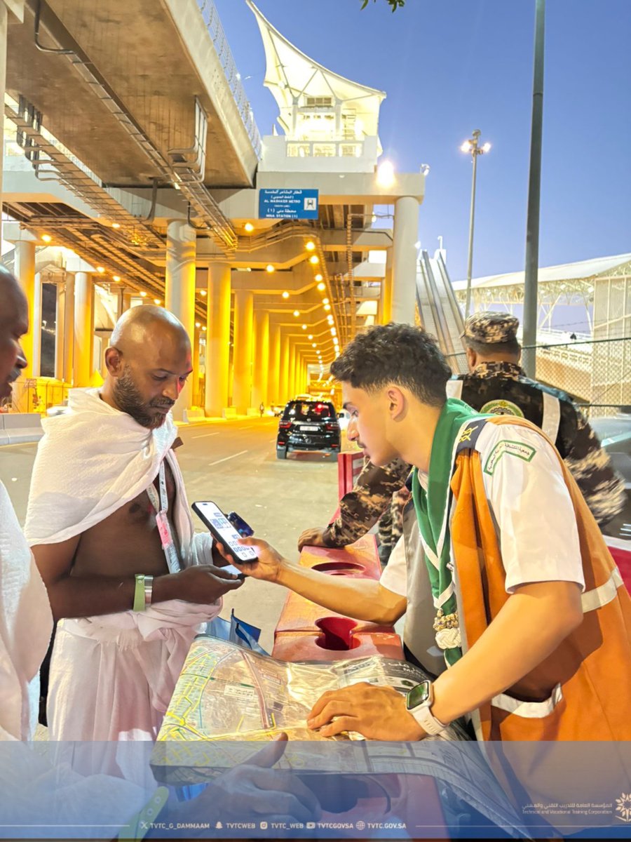 أبطال جوالة الكلية التقنية بالدمام يواصلون التميز والإبداع في خدمة الحجيج
بشعارهم“الجوال دائماً مستعد لخدمة ضيوف الرحمن في جميع المشاعر المقدسة”،
يؤكد أبطال جوالة الكلية التقنية بالدمام حضورهم المميز في موسم الحج، مواصلين أداء رسالتهم الإنسانية والوطنية بكل تفانٍ وإخلاص، ومجسدين