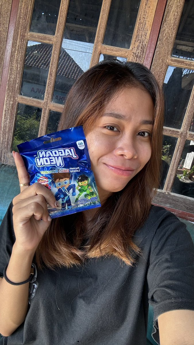 flyfree7_'s tweet photo. Lagi jajan di indomaret nemu permen jaman kecil #JagoanNeon 🥰 jadi inget jaman kecil. Aku beli yg 1bungkus udah komplit soalnya dpt 3 varian rasa. https://t.co/KvK0f7Iw3r