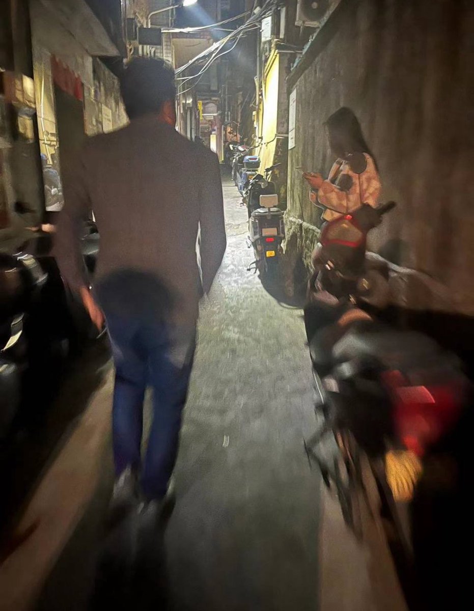 #站街 #扫街 #济南 #快餐 
布厂街，艺术学校那条路上，晚上10点以后才会陆续出来，去早了没有。在那发现七八个嫩妹，身材很不错，有个鸡头样的老嫂子在附近望风 。