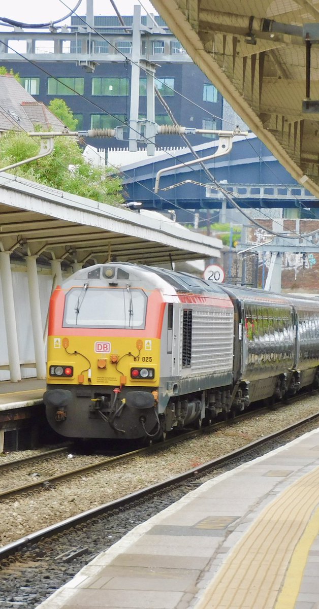 kingy69beard's tweet photo. #SkipSaturday a bonus last minute trip out to Cardiff to bag a couple of
@tfwrail #class67 haulages. 67025 and 67022 providing the entertainment. https://t.co/K1SMucZ3zc