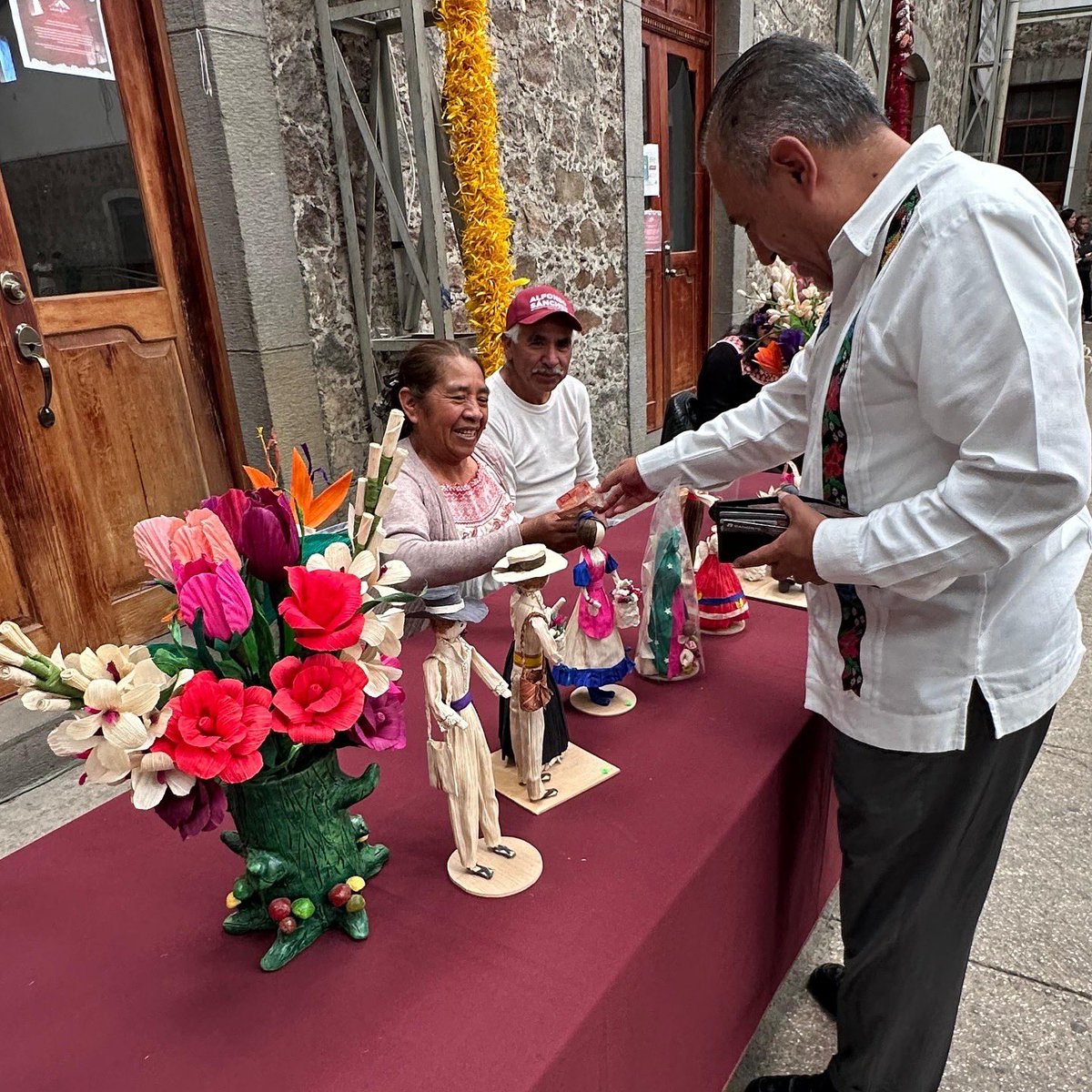 PabloTrejoIzt's tweet photo. En el segundo día de la #COPAMM en Tlaxcala, conversé con artesanas y artesanos locales. Comprar sus productos es una forma de apoyar nuestra cultura y economía. Desde Iztacalco, seguimos impulsando el consumo local y el trabajo con justicia. #EconomíaLocal #ConsumoResponsable https://t.co/BafNpvI3jg