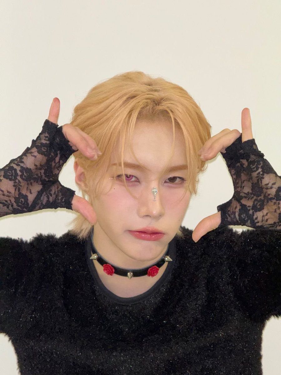 coeuralafraise's tweet image. the first time I saw this pic I couldn’t believe they were the same person.. look what oestrogene can do