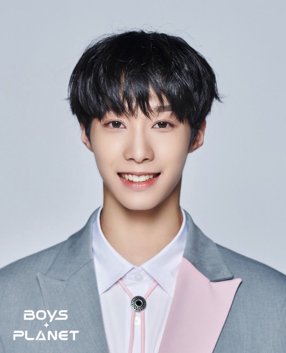 coeuralafraise's tweet image. the first time I saw this pic I couldn’t believe they were the same person.. look what oestrogene can do