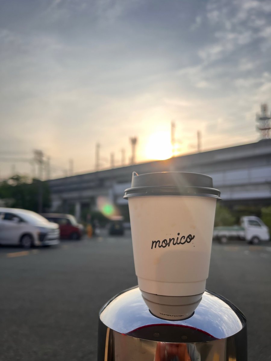 coffea_masae's tweet photo. 今朝は朝市2箇所

自宅近くの
 #青山町朝市  #ヤマダ電気駐車場

#monico さんで
#浅煎りブルンジ 
さぁ本日のスタート✨️😆 https://t.co/y52vs7mOMj