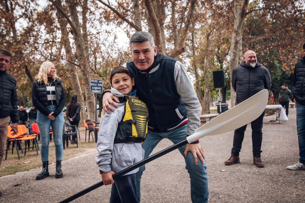 🛶 ¡Sábado de canotaje en el #ParqueSarmiento!

Entregamos un reconocimiento a los miembros de Canotaje Córdoba por su compromiso como Guardianes de la Laguna. A través de sus actividades fomentan el deporte como punto de encuentro y el cuidado de nuestro parque.