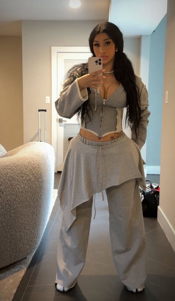 Casually eating up all the rap girls