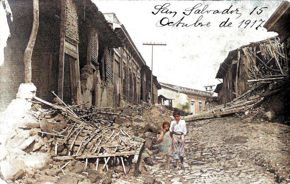 Un 7 de junio de 1917, se producen tres terremotos entre las 6 y 7 de la noche con una magnitud de 6.7 muriendo 1,050 personas, los días siguientes a las 8 p.m. se da la erupción del volcán de San Salvador, muriendo 1,100 personas debido a la lava lahares y flujos piroclásticos.