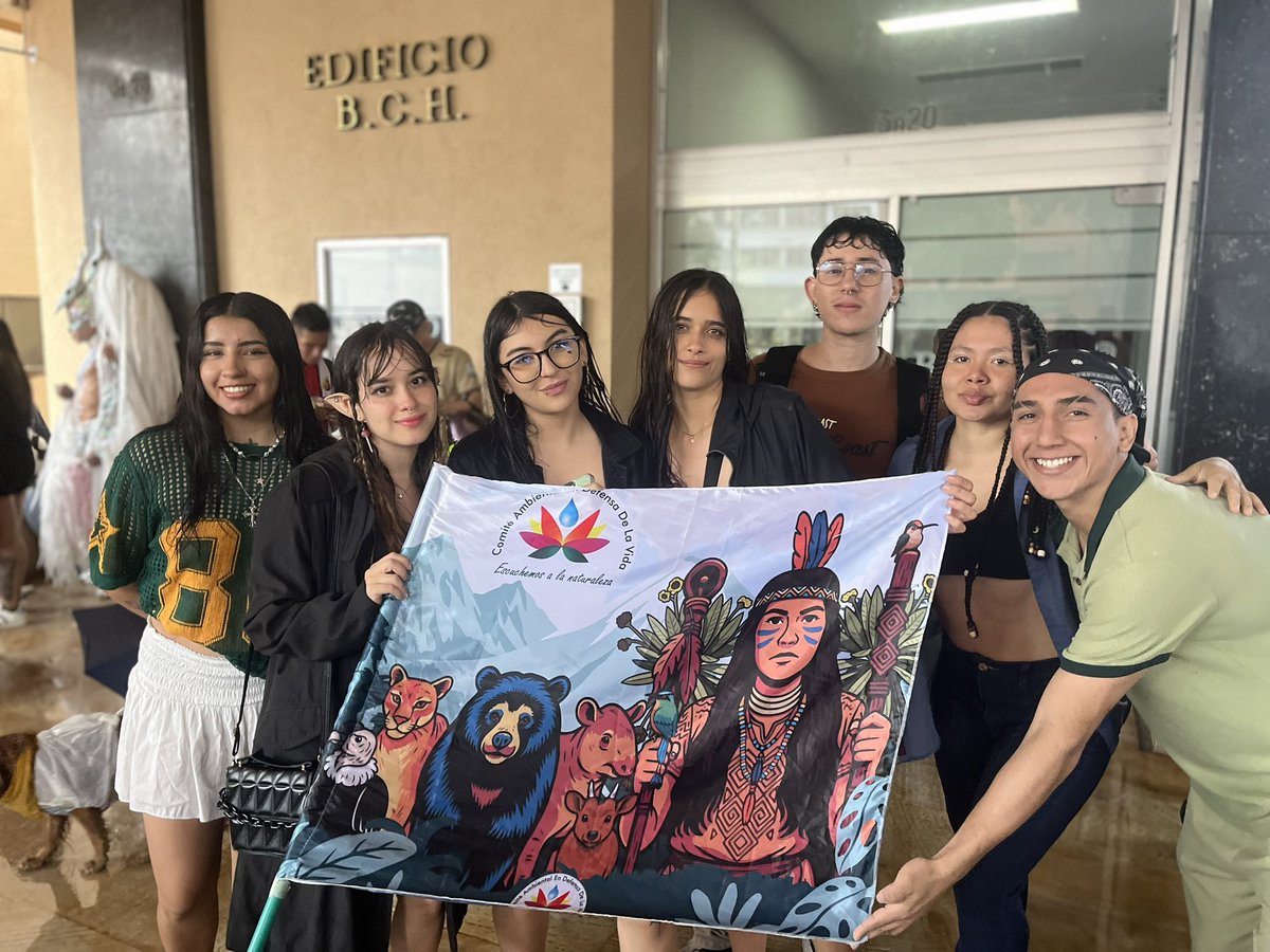JaimeATocora's tweet photo. Llueva truene o relampaguee la marcha carnaval no se detiene ❗️

Miles de personas 🙋‍♀️🙋‍♂️salimos a las calles a manifestarnos en la defensa de nuestros bienes comunes💧

Con cultura, baile, canto, teatro, seguimos y seguiremos defendiendo la casa común. Si a la vida, No a la mina❗️ https://t.co/Vh7AnYKgkI