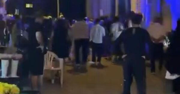 Bursa'nın Mudanya ilçesinde K.T. ve N.K., yolda yürürken tartıştığı O.Ç. tarafından bıçaklı saldırıya uğradı. 

Yaralılardan N.K.’nın hayati tehlikesinin bulunduğu belirtilirken, şüpheli O.Ç. ise olay yerinde polis tarafından yakalandı