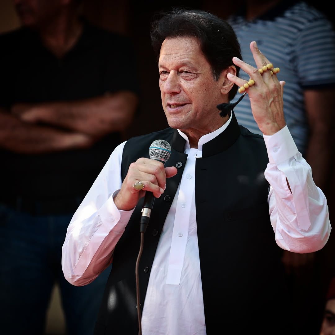 غلام تخت پر قابض ہیں، شاہ قید میں ہے۔