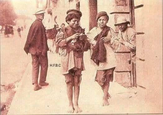 "Gamines" fotografía titulada por Ernst Röthlisberger... Bogotà año 1900