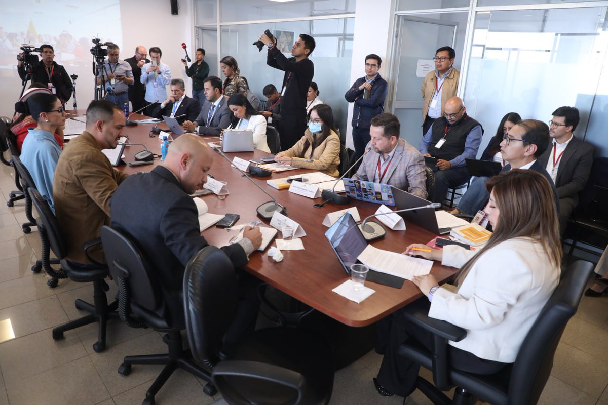 <a href="/InesAlarconOK/">Inés Alarcón</a> <a href="/JahirenNoriega/">Jahiren Noriega Donoso 💚</a> <a href="/MarioAmadoZ/">Mario Amado Zambrano</a> <a href="/EGuzmanurresta/">Jhajaira Urresta DDHH</a> El secretario de <a href="/SeguridadAN/">SeguridadAN</a>, por pedido de la presidenta <a href="/InesAlarconOK/">Inés Alarcón</a> señala que se encontraron observaciones a los artículos: 3, 5, 6, 7, 10, 12, 13, 14, 19, 26, 31, 39, 41, 44, 47, 48, 52 y 56.