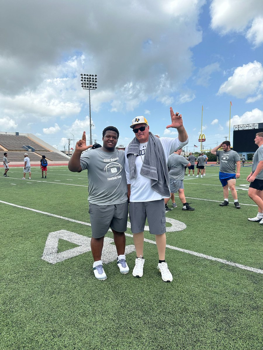 Khaliljohnsonn's tweet image. Had a great time at east Texas a&m commerce today still undefeated on the interior 4/4 and went 1/2 at tackle
@AndyTownsend72 @_coachsmith_ @LionsCoachEwart @RALeo1974 @RHS_CoachShead @RHSWolfpackFB