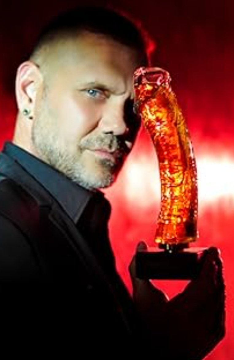 Se ha follao a todo el Almería él solito.
No podía llamarse de otra manera que NACHO VIDAL.
A tus pies.